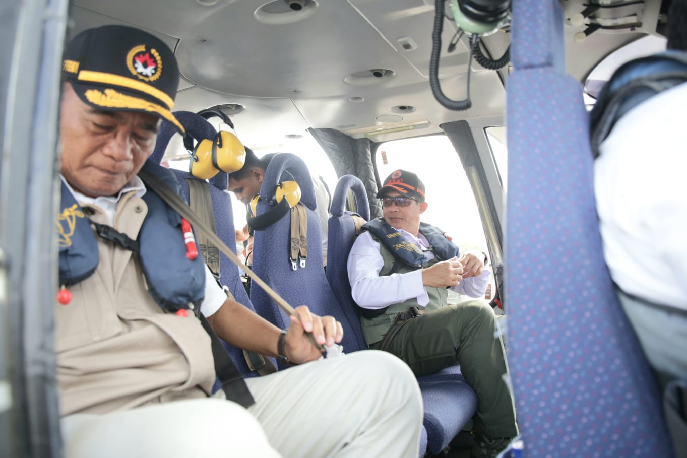 Kepala BNPB Letjen TNI Suharyanto (kanan) dan Menko PMK Muhadjir Effendy (kiri) tengah bersiap lepas landas dari Bandara Halim Perdanakusuma, Jakarta pada Selasa (25/4).